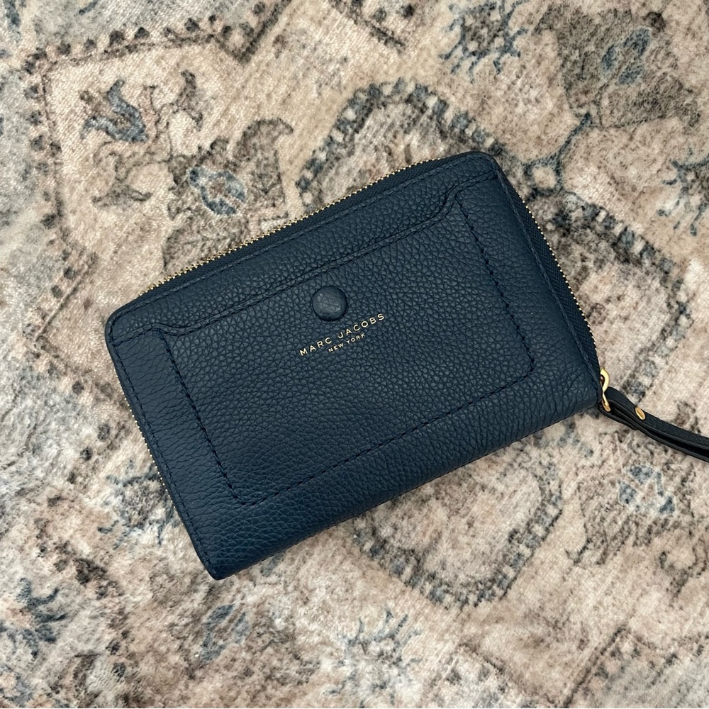 *SOLD* Marc Jacobs zip around leather wallet